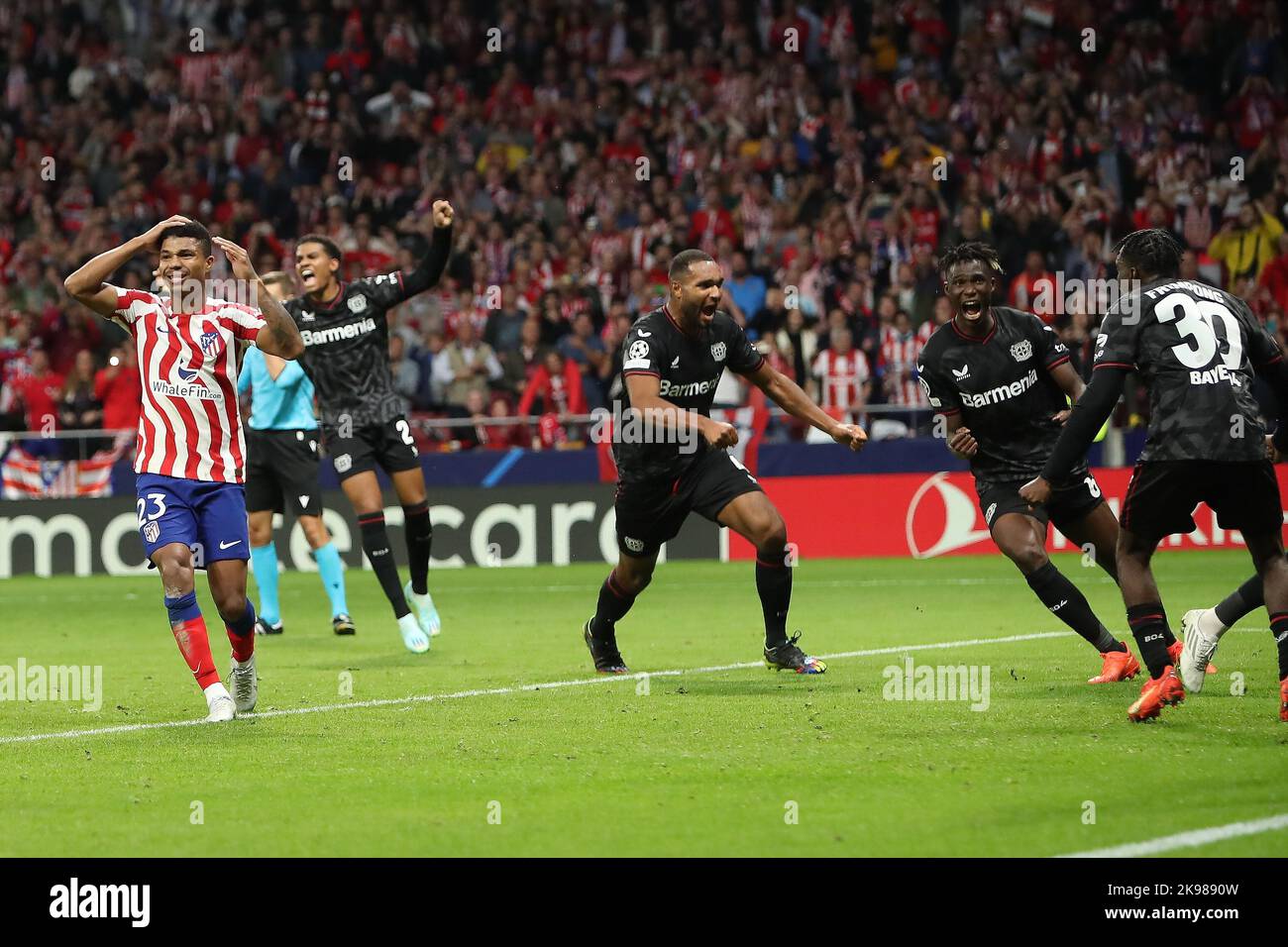 Bayer`s Spieler feiern am 26. Oktober 2022 beim Champions League Match Day 5 zwischen Atletico de Madrid und Bayern Leverkusen im Civitas Metropolitano Stadium in Madrid, Spanien, eine gescheiterte Strafe. Stockfoto